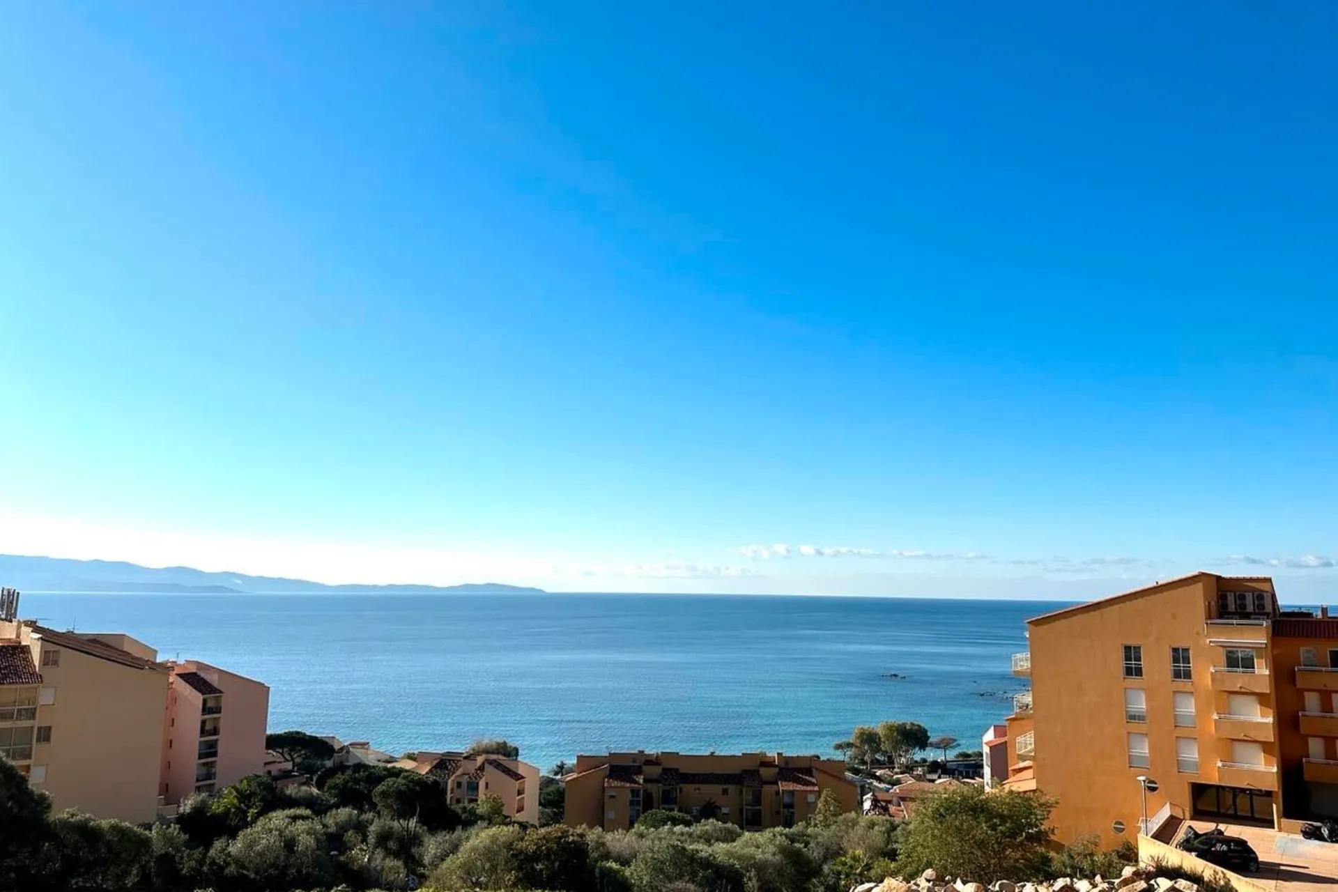 Grand studio avec terrasse et vue sur la mer - Ajaccio ...