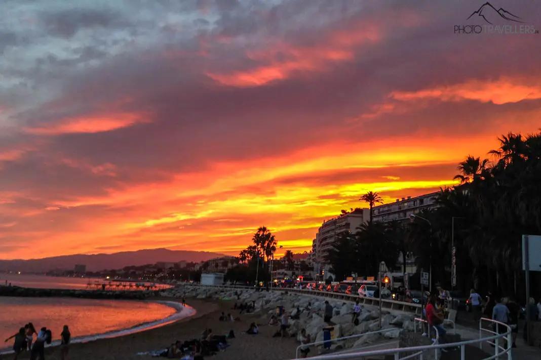 Sonnenuntergang am Stadtstrand von Cannes- die Côte d'Azur ist traumhaft