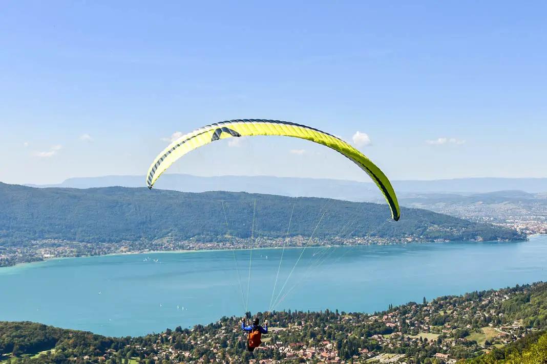 Am Lac d'Annecy kannst du Paraglider beobachten